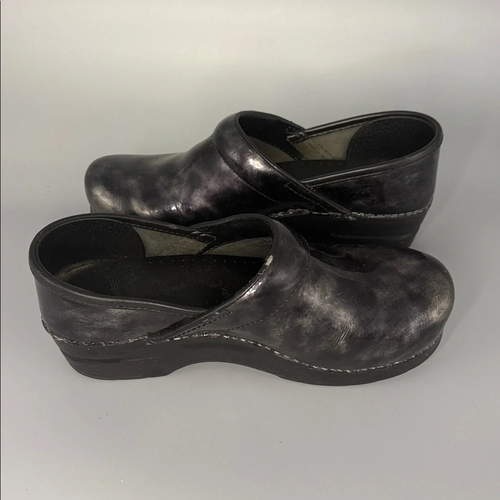 Dansko XP 2.0 Professional Pewter Marbled Patent Leather Clogs – Size 37‎